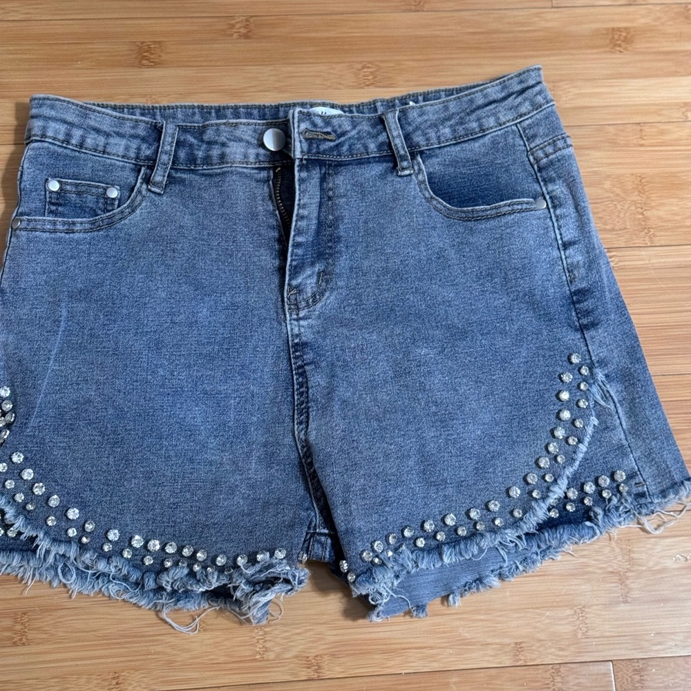 KIWI EMBELLISHED SHORTS SIZE L. NWOT